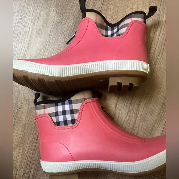 Pink burberry boots sales